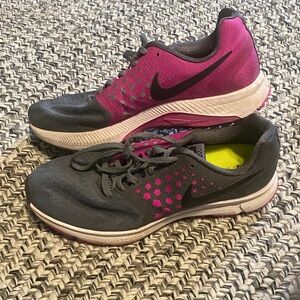Nike Women's Athletic Shoes in Pink and Gray